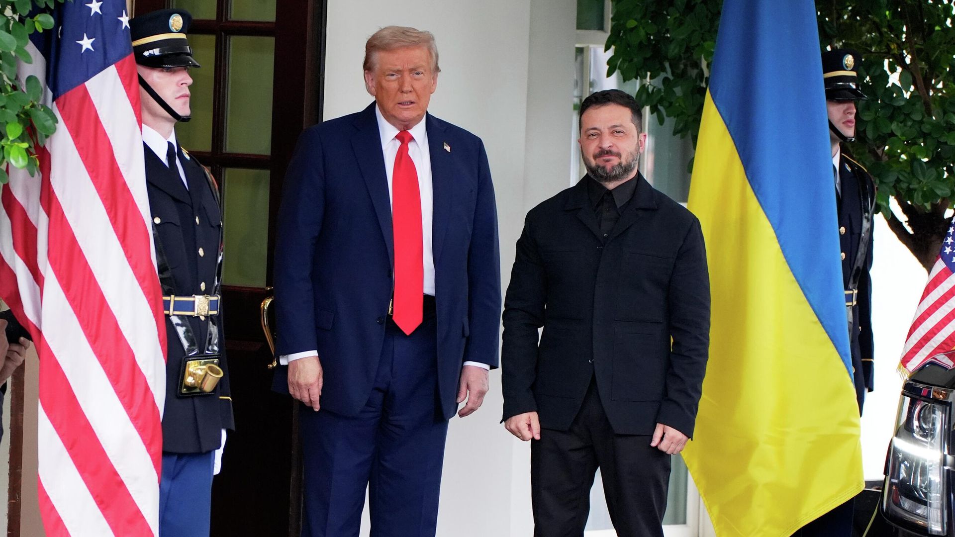 Президент США Дональд Трамп приветствует Владимира Зеленского по прибытии в Белый дом Президент США Дональд Трамп приветствует Владимира Зеленского по прибытии в Белый дом - РИА Новости, 1920, 18.08.2025