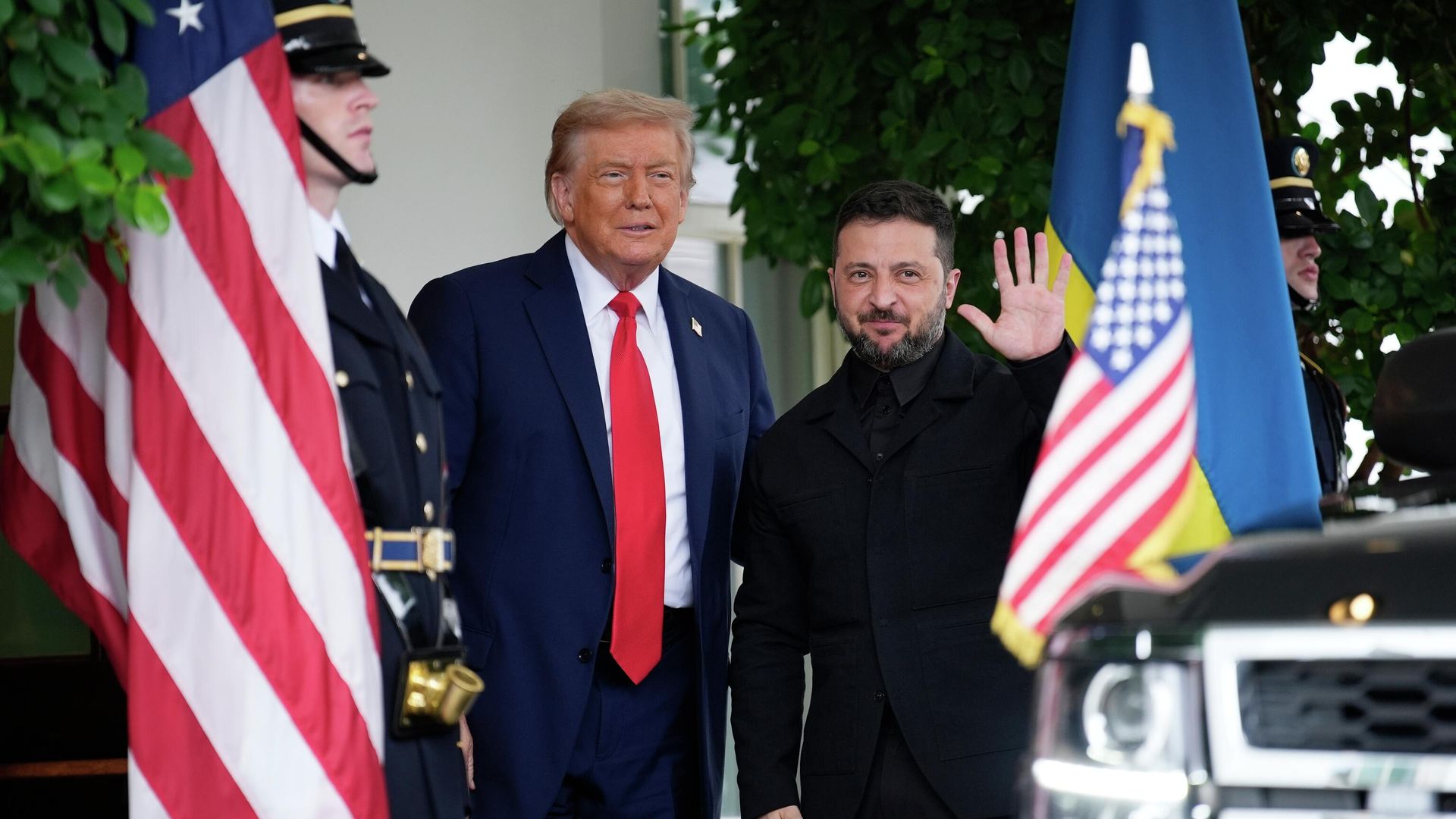 Президент США Дональд Трамп встречает в Вашингтоне Владимира Зеленского, прибывшего в США на встречу Президент США Дональд Трамп встречает в Вашингтоне Владимира Зеленского, прибывшего в США на встречу - РИА Новости, 1920, 18.08.2025