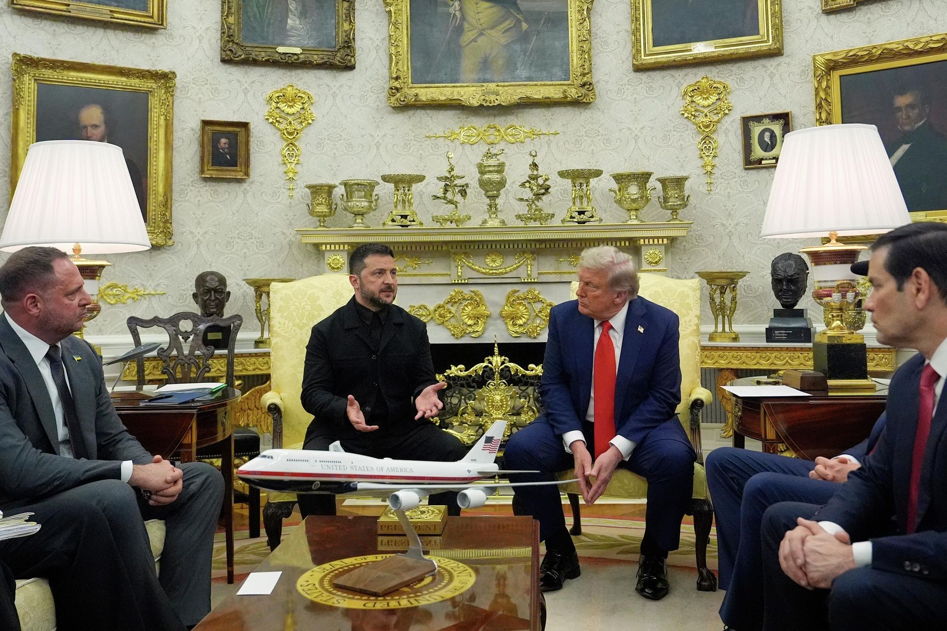 Президент США Дональд Трамп и Владимир Зеленский во время встречи в Овальном кабинете Белого дома - РИА Новости, 1920, 18.08.2025