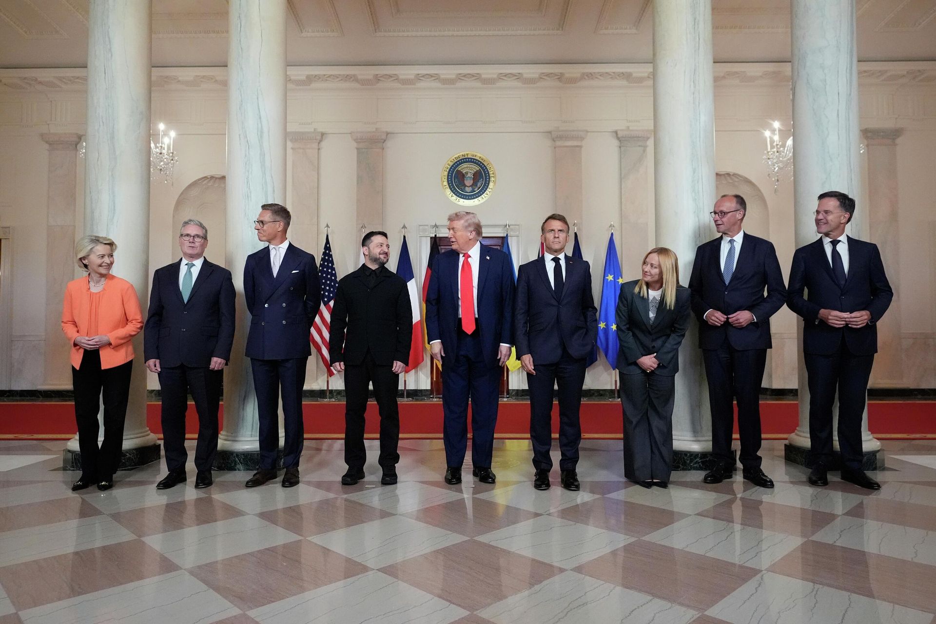 Встреча Трампа с Зеленским и европейскими лидерами в Белом доме - РИА Новости, 1920, 18.08.2025