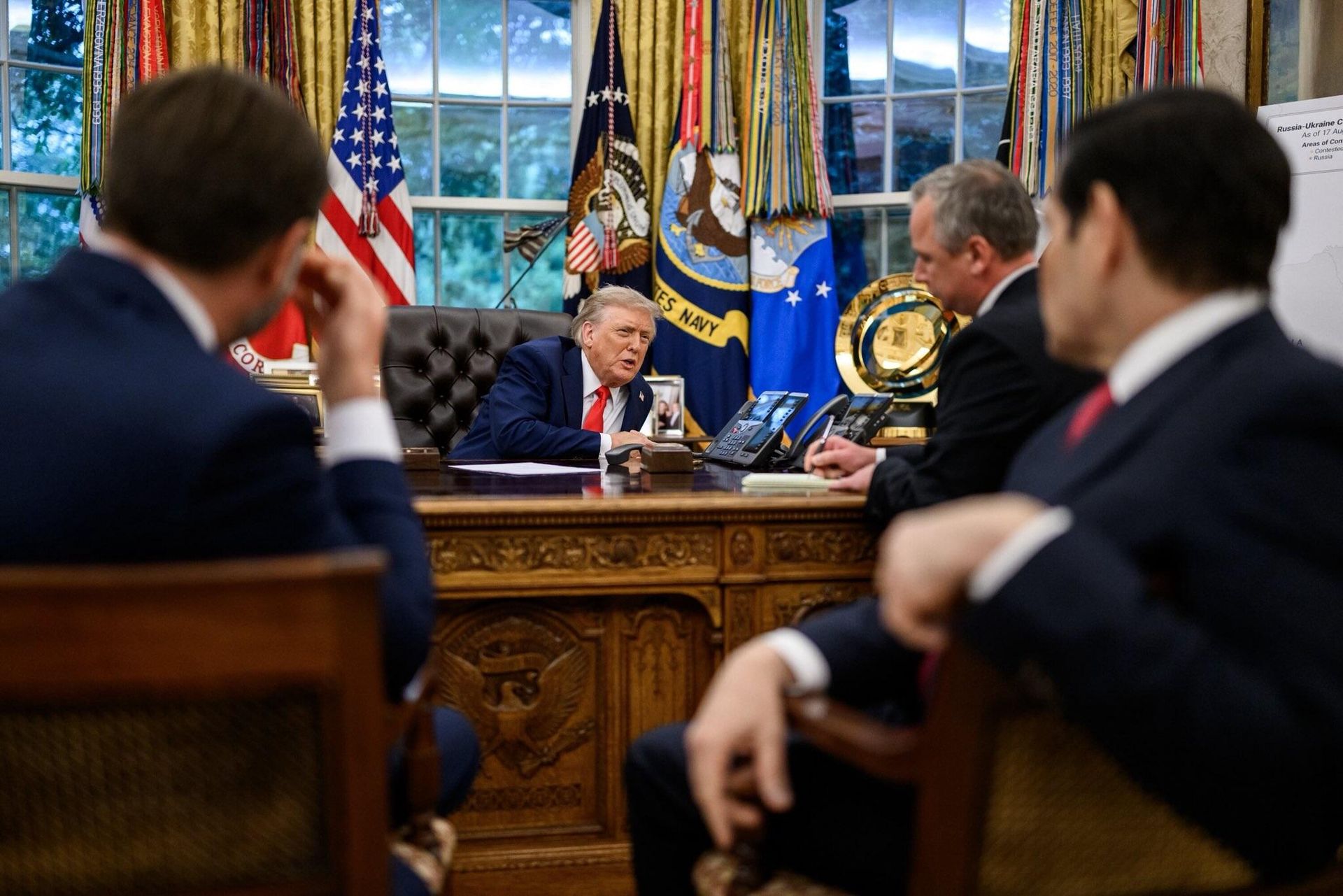 Дональд Трамп разговаривает с Владимиром Путиным после переговоров с европейскими лидерами Дональд Трамп разговаривает с Владимиром Путиным после переговоров с европейскими лидерами - РИА Новости, 1920, 19.08.2025