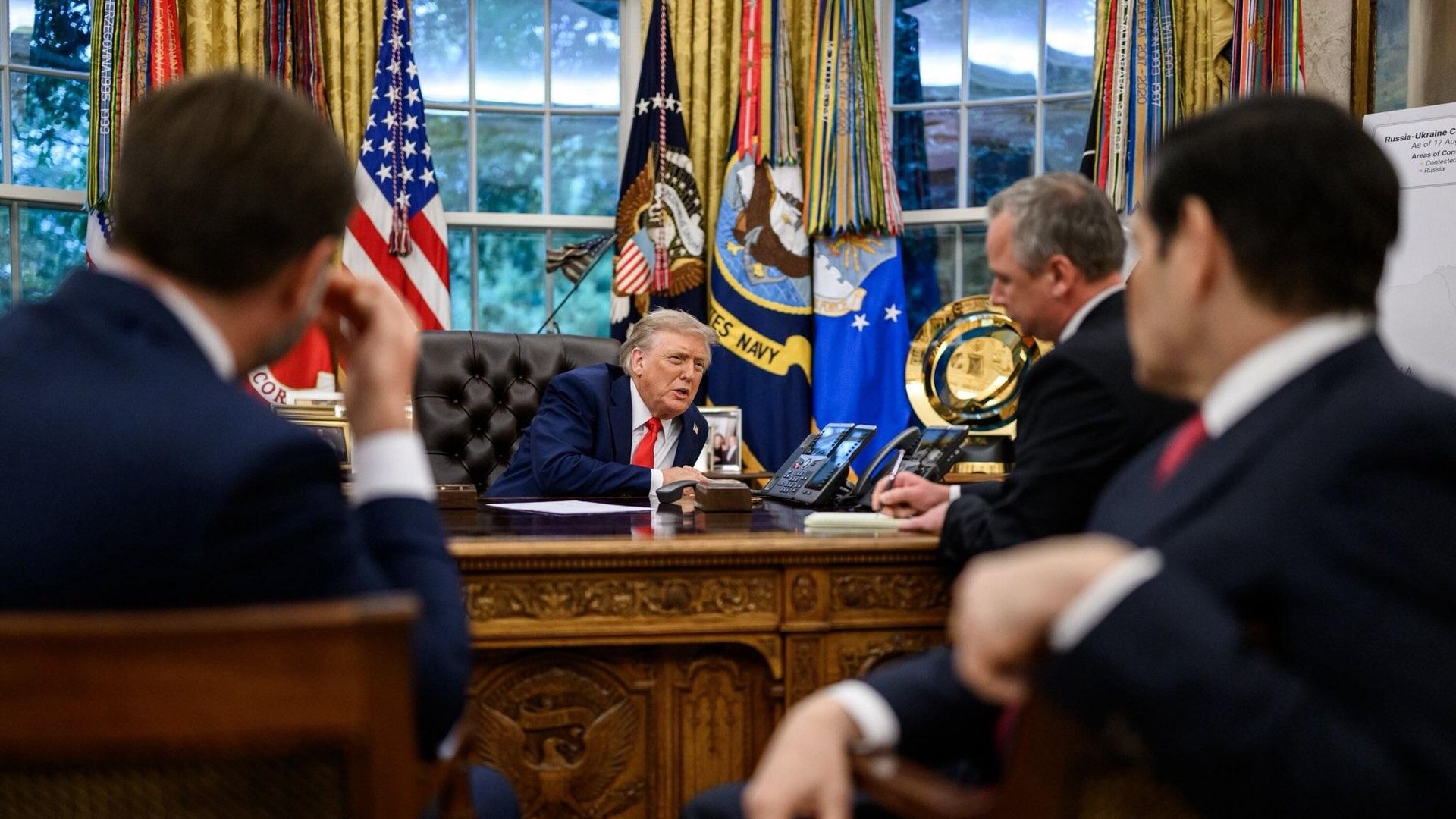 Дональд Трамп разговаривает с Владимиром Путиным после переговоров с европейскими лидерами Дональд Трамп разговаривает с Владимиром Путиным после переговоров с европейскими лидерами - РИА Новости, 1920, 21.08.2025