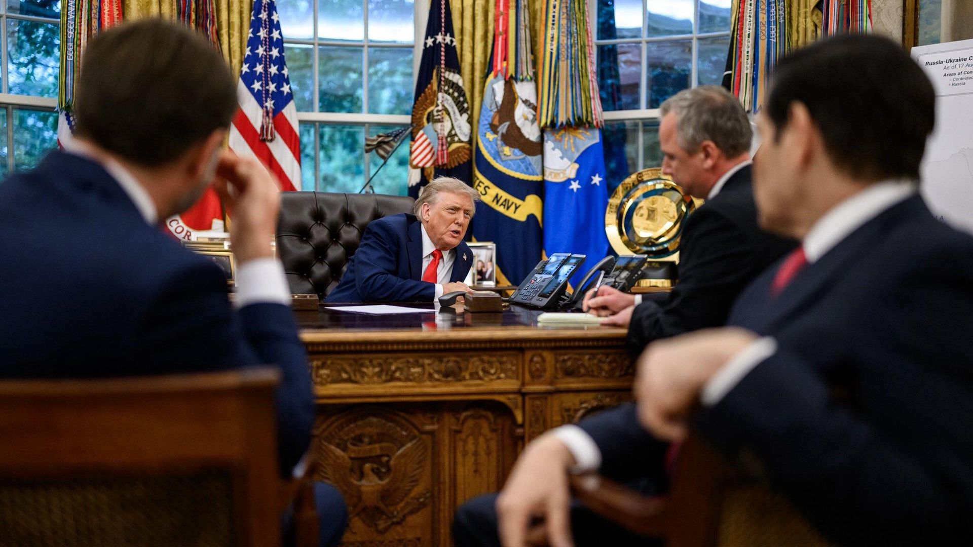 Президент США Дональд Трамп во время телефонного разговора с президентом России Владимиром Путиным в Овальном кабинете Белого дома в Вашингтоне Президент США Дональд Трамп во время телефонного разговора с президентом России Владимиром Путиным в Овальном кабинете Белого дома в Вашингтоне - РИА Новости, 1920, 17.10.2025