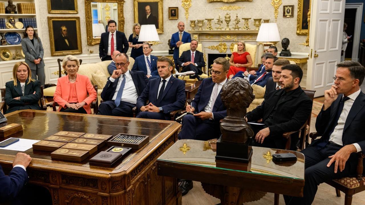Встреча Дональда Трампа с европейскими лидерами и Владимиром Зеленским в Белом доме Встреча Дональда Трампа с европейскими лидерами и Владимиром Зеленским в Белом доме - РИА Новости, 1920, 21.08.2025