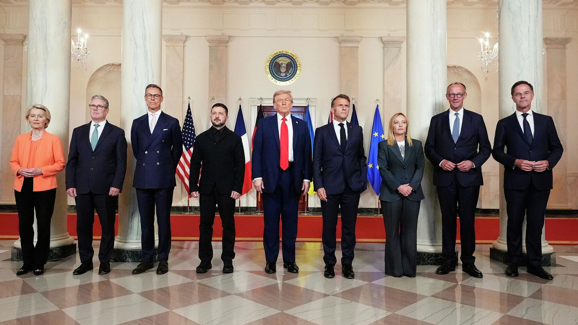 Дональд Трамп и европейские лидеры во время встречи в Белом доме Дональд Трамп и европейские лидеры во время встречи в Белом доме - РИА Новости, 1920, 19.08.2025