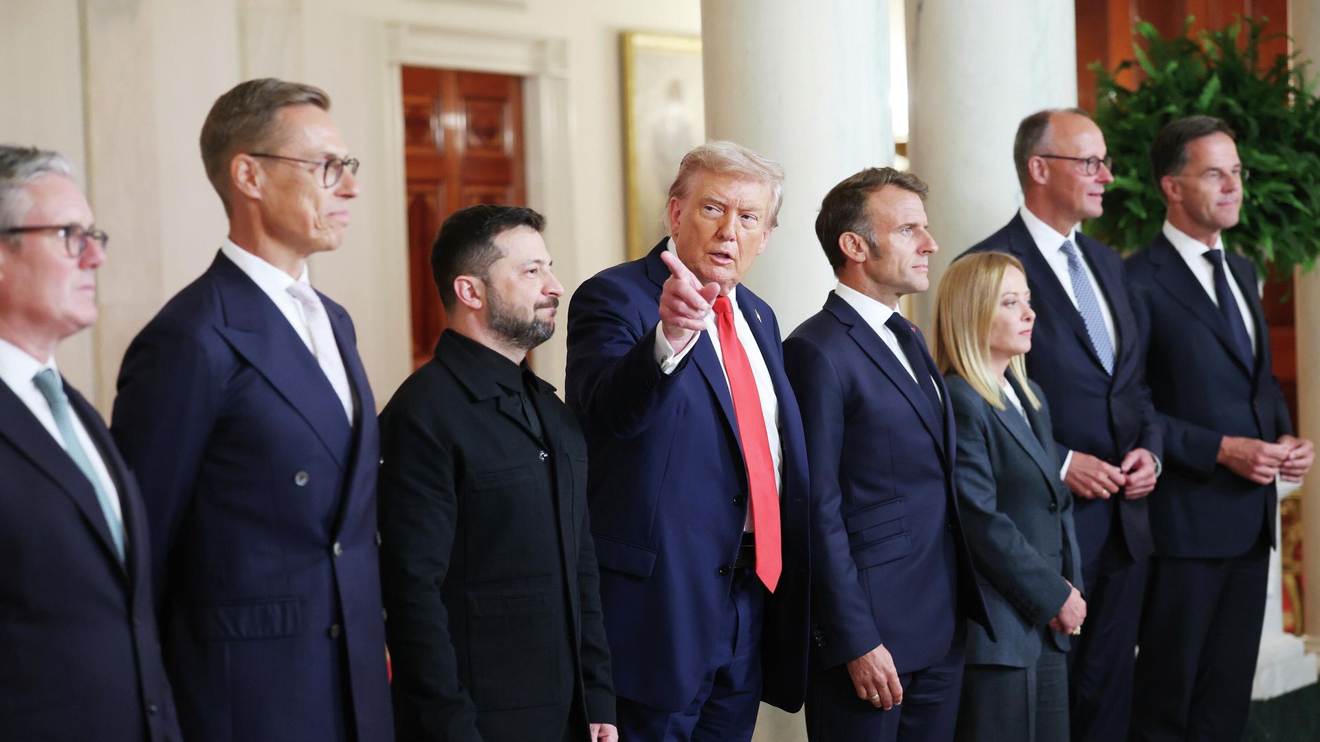 Дональд Трамп, Владимир Зеленский и европейские лидеры во время встречи в Белом доме Дональд Трамп, Владимир Зеленский и европейские лидеры во время встречи в Белом доме - РИА Новости, 1920, 19.08.2025