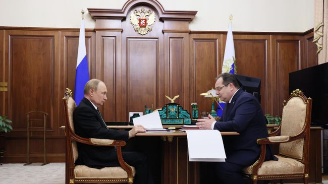 Президент РФ Владимир Путин и временно исполняющий обязанности главы Республики Коми Ростислав Гольдштейн во время встречи