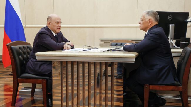 Председатель правительства РФ Михаил Мишустин и председатель правления государственной компании Российские автомобильные дороги Вячеслав Петушенко во время встречи