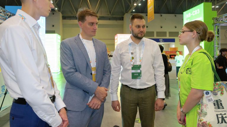 Виктор Неумывакин с участниками II Международного конкурса профессионального мастерства Один пояс – один путь в городе Чунцин (Китайская Народная Республика), 2024 год