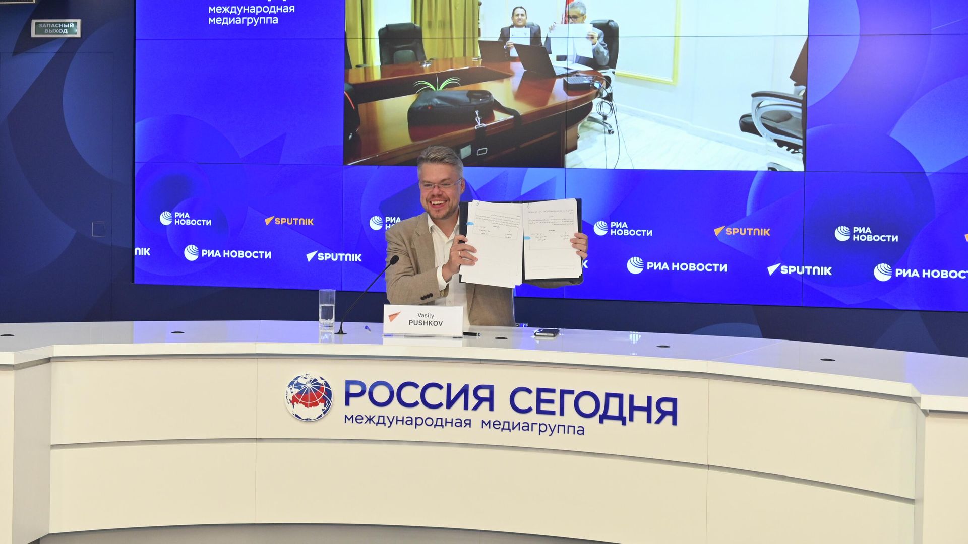 Директор по международному сотрудничеству Василий Пушков на церемонии подписания соглашения с йеменским новостным агенством SABA Директор по международному сотрудничеству Василий Пушков на церемонии подписания соглашения с йеменским новостным агенством SABA - РИА Новости, 1920, 20.08.2025