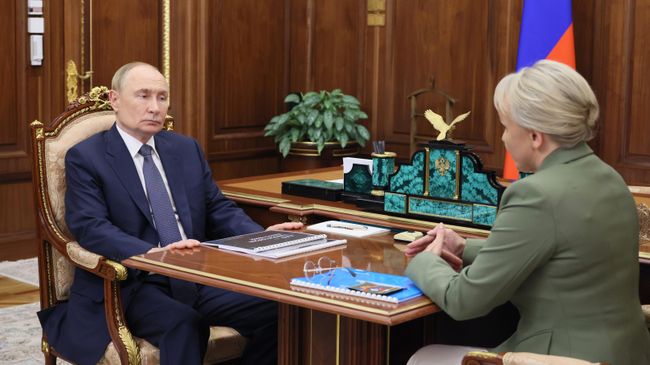 Президент РФ Владимир Путин и временно исполняющая обязанности губернатора Еврейской автономной области Мария Костюк во время встречи