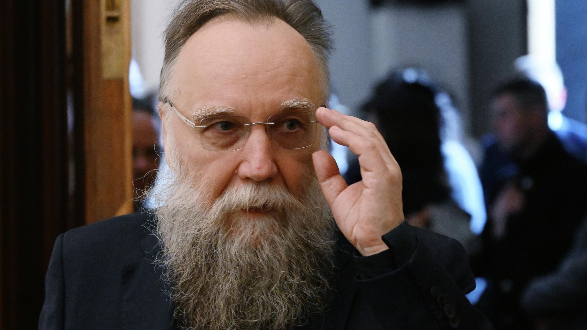Философ Александр Дугин перед началом вечера памяти журналистки и политолога Дарьи Дугиной Философ Александр Дугин перед началом вечера памяти журналистки и политолога Дарьи Дугиной - РИА Новости, 1920, 22.09.2025