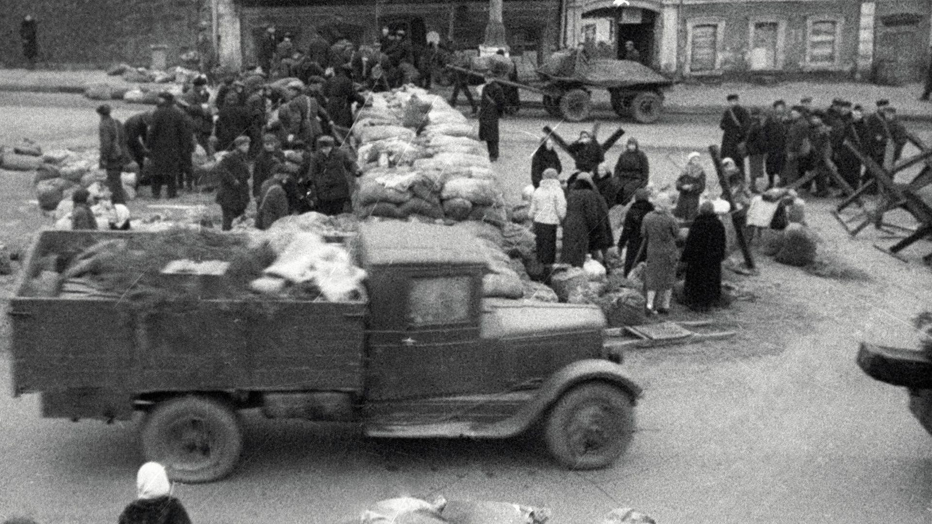 Москвичи строят заграждения на улицах города во время обороны Москвы Москвичи строят заграждения на улицах города во время обороны Москвы - РИА Новости, 1920, 30.09.2026