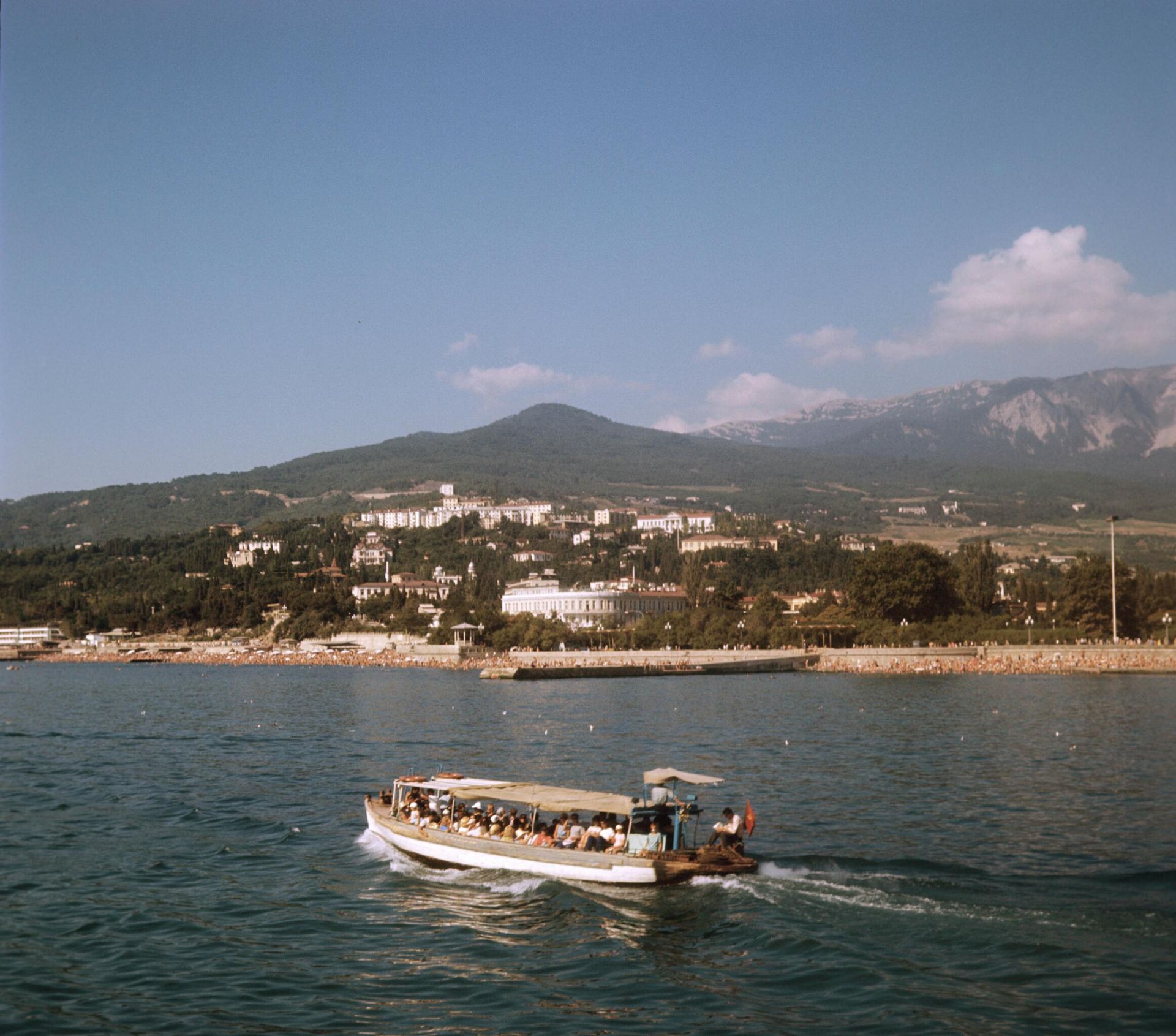 Морская прогулка на катере у берегов Ялты, 1971 год Морская прогулка на катере у берегов Ялты, 1971 год - РИА Новости, 1920, 21.08.2025