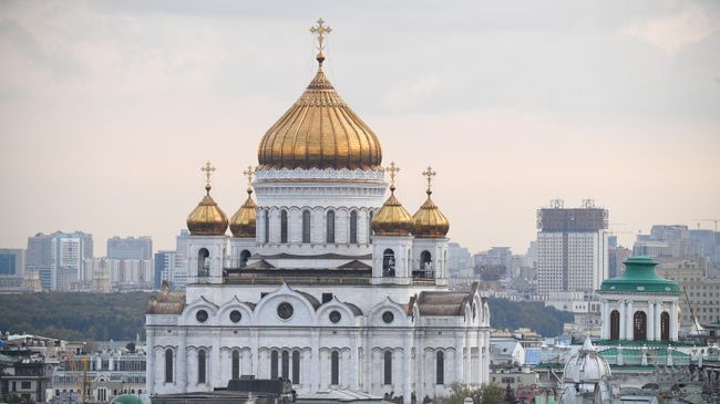 Вид на Храм Христа Спасителя в Москве