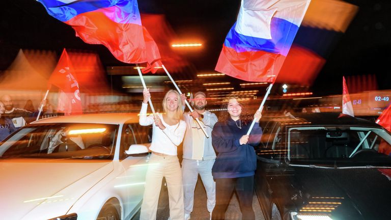 Участники автопробега на Садовом кольце в честь Дня флага России Участники автопробега на Садовом кольце в честь Дня флага России