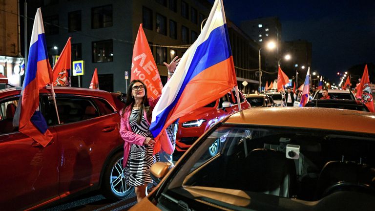 Участница автопробега на Садовом кольце в честь Дня флага России Участница автопробега на Садовом кольце в честь Дня флага России