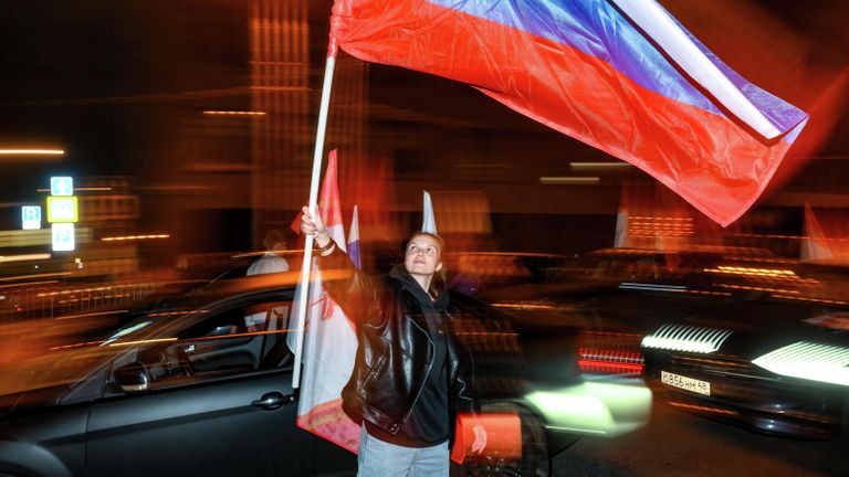 Участница автопробега на Садовом кольце в честь Дня флага России Участница автопробега на Садовом кольце в честь Дня флага России