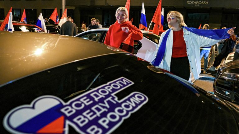 Участницы автопробега на Садовом кольце в честь Дня флага России Участницы автопробега на Садовом кольце в честь Дня флага России