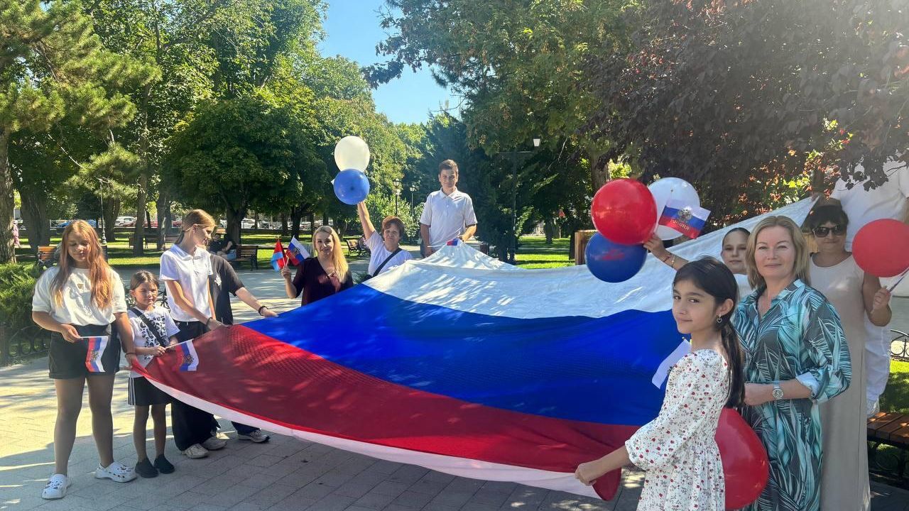 Переселенцы с Украины провели в Симферополе патриотический флешмоб Россия объединяет Переселенцы с Украины провели в Симферополе патриотический флешмоб Россия объединяет - РИА Новости, 1920, 22.08.2025