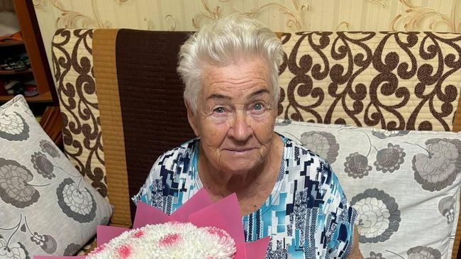 Зинаида Козырева получила юбилейную медаль в честь 80-летия Победы
