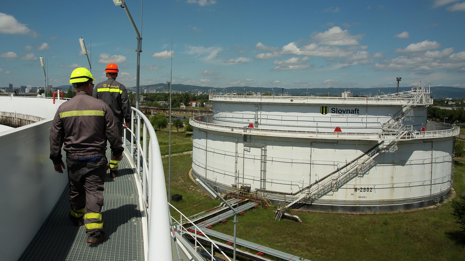 Рабочие на территории нефтеперерабатывающиего завода Slovnaft в Братиславе Рабочие на территории нефтеперерабатывающиего завода Slovnaft в Братиславе - РИА Новости, 1920, 22.08.2025