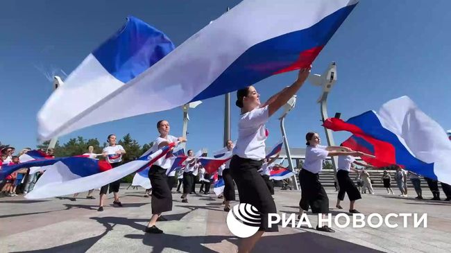 Флаг России площадью две тысячи квадратных метров в центре Мариуполя 