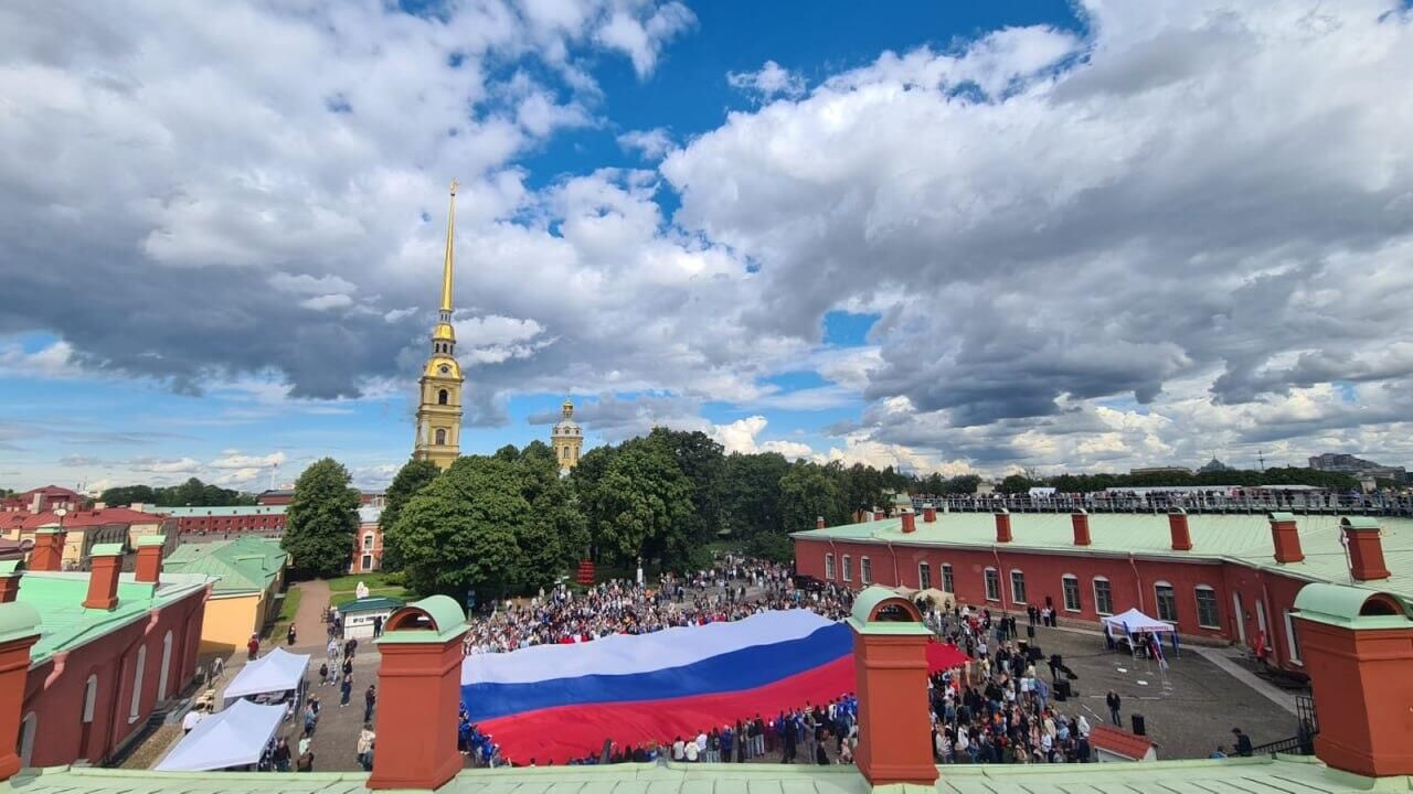 Флаг России размером 30 на 50 метров развернули в Петропавловской крепости в Санкт-Петербурге - РИА Новости, 1920, 22.08.2025