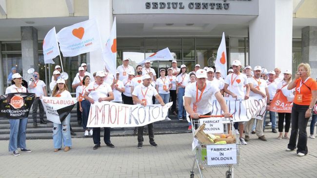 Митинг перед зданием министерства сельского хозяйства Молдавии в поддержку фермеров