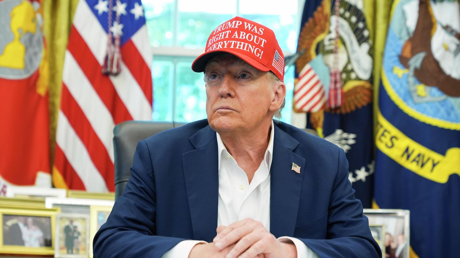 Президент Дональд Трамп беседует с журналистами в Овальном кабинете Белого дома - РИА Новости, 1920, 22.08.2025