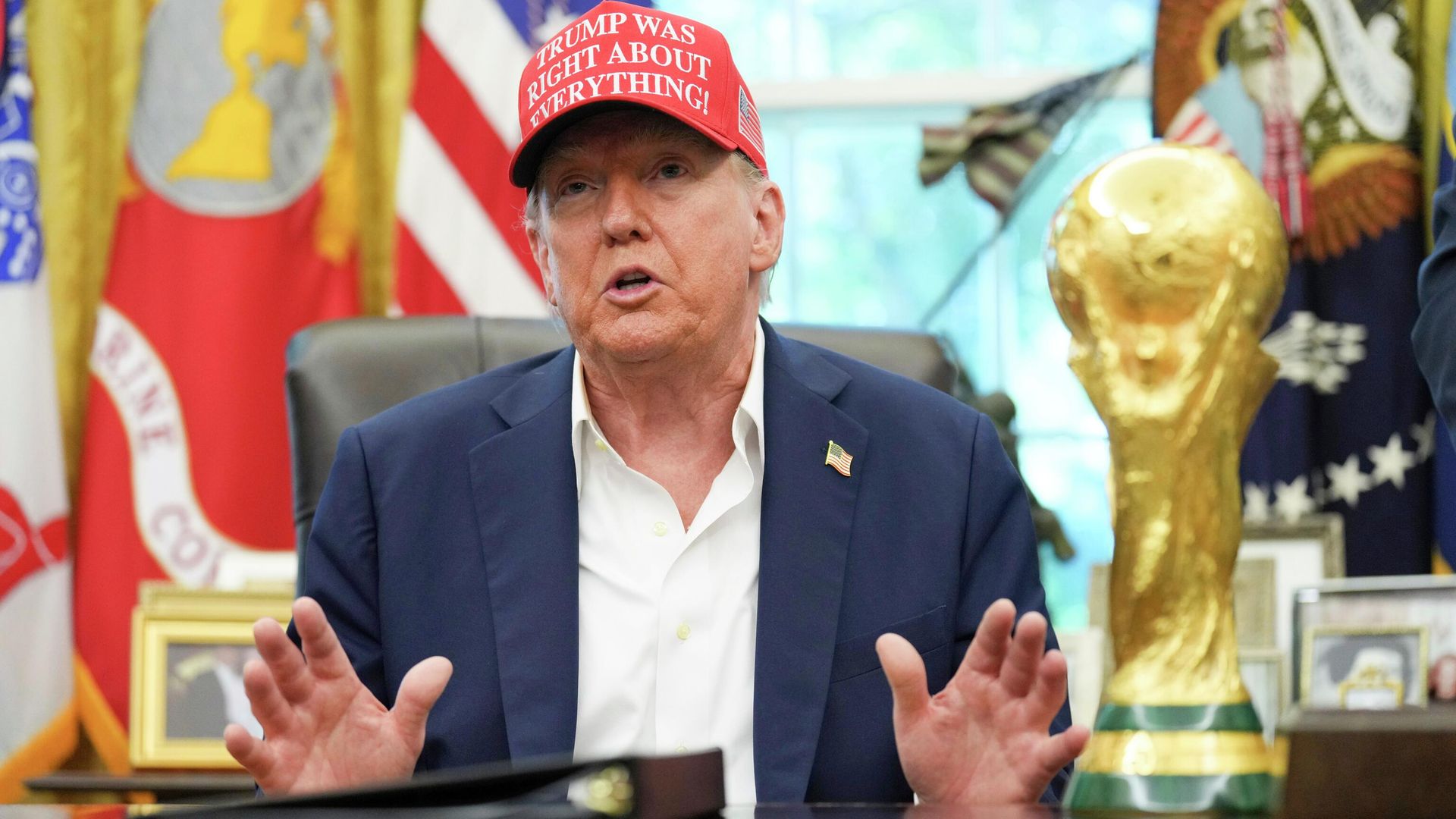 Президент Дональд Трамп беседует с журналистами в Овальном кабинете Белого дома. 22 августа 2025 - РИА Новости, 1920, 22.08.2025