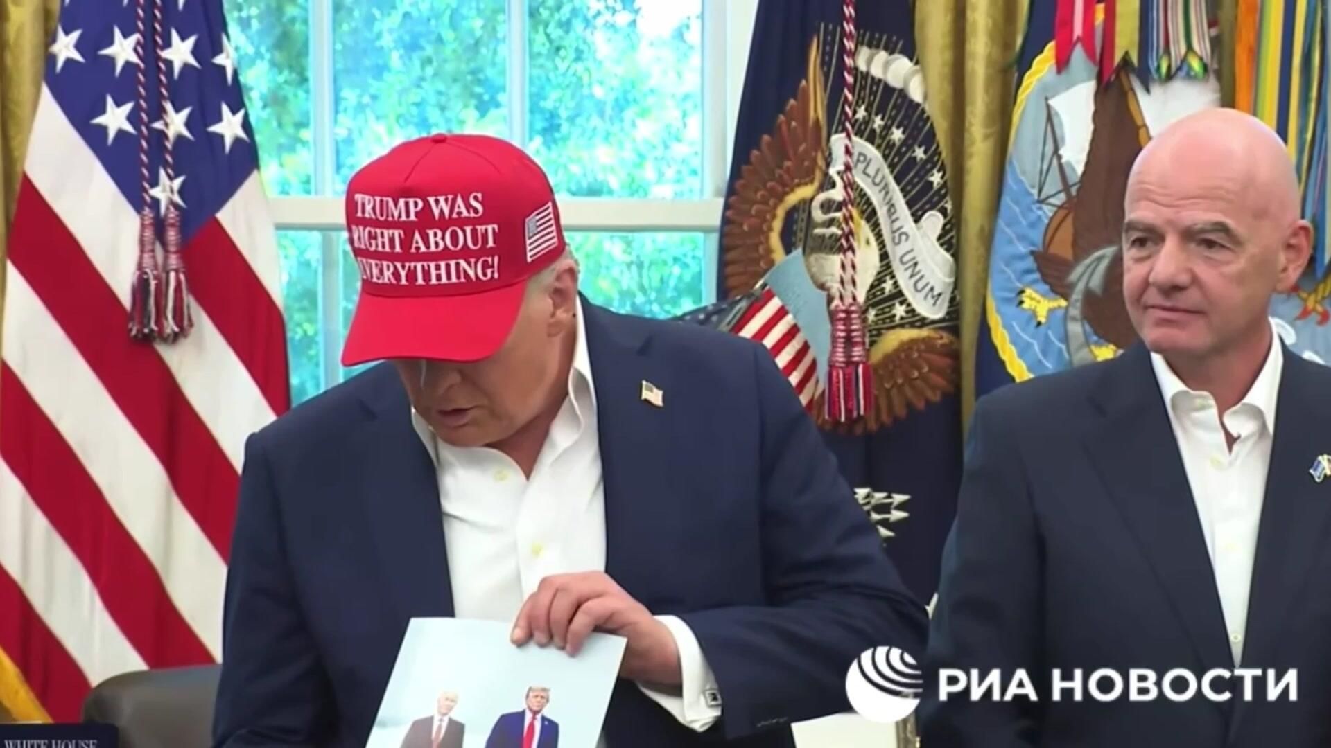 Трамп показал фотографию с саммита на Аляске Трамп показал фотографию с саммита на Аляске - РИА Новости, 1920, 23.08.2025