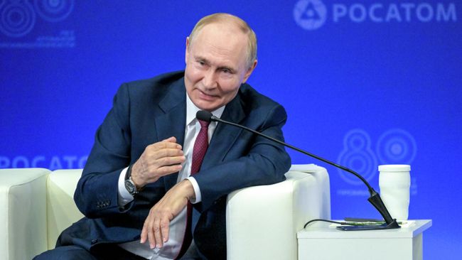 Президент РФ Владимир Путин во время встречи с сотрудниками предприятий атомной отрасли в Российском федеральном ядерном центре - Всероссийском научно-исследовательском институте экспериментальной физики в Сарове