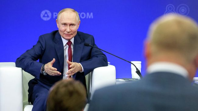 Владимир Путин во время встречи с сотрудниками предприятий атомной отрасли в Российском федеральном ядерном центре - Всероссийском научно-исследовательском институте экспериментальной физики в Сарове Владимир Путин во время встречи с сотрудниками предприятий атомной отрасли в Российском федеральном ядерном центре - Всероссийском научно-исследовательском институте экспериментальной физики в Сарове