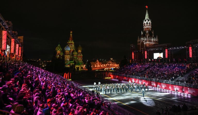 Выступление 21-го военного оркестра Московского военного округа на торжественной церемонии открытия XVII Международного военно-музыкального фестиваля Спасская башня на Красной площади в Москве Выступление 21-го военного оркестра Московского военного округа на торжественной церемонии открытия XVII Международного военно-музыкального фестиваля Спасская башня на Красной площади в Москве