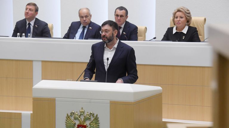 Руководитель портала РИА Новости Украина Кирилл Вышинский выступает на заседании Совета Федерации РФ Руководитель портала РИА Новости Украина Кирилл Вышинский выступает на заседании Совета Федерации РФ