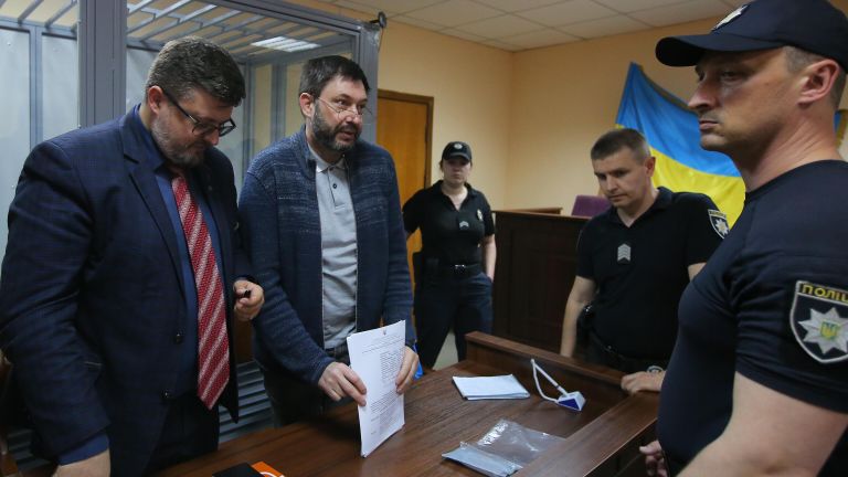 Руководитель портала РИА Новости Украина Кирилл Вышинский и адвокат Андрей Доманский на заседании Подольского районного суда Киева Руководитель портала РИА Новости Украина Кирилл Вышинский и адвокат Андрей Доманский на заседании Подольского районного суда Киева