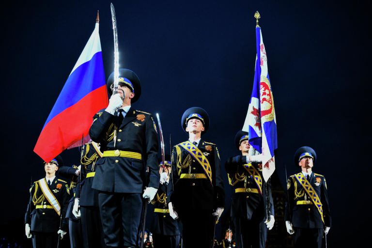 Военнослужащие роты почетного караула Президентского полка на торжественной церемонии открытия XVII Международного военно-музыкального фестиваля Спасская башня на Красной площади в Москве Военнослужащие роты почетного караула Президентского полка на торжественной церемонии открытия XVII Международного военно-музыкального фестиваля Спасская башня на Красной площади в Москве