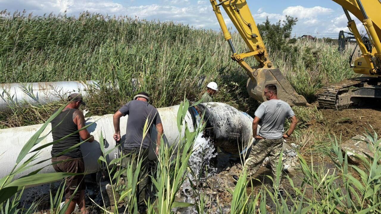 Аварийные службы устраняют аварию на магистральном водоводе Феодосия–Судак - РИА Новости, 1920, 23.08.2025