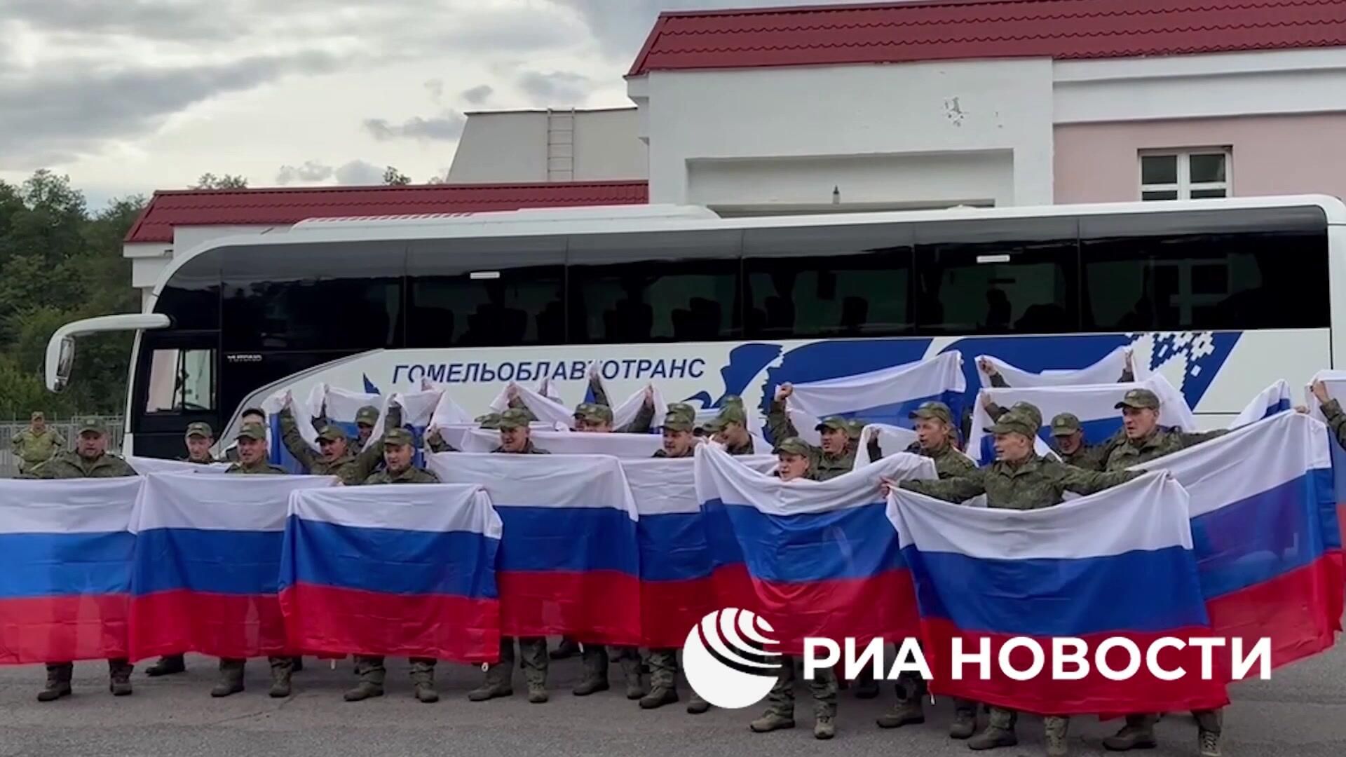 Кадры с вернувшимися из плена российскими военнослужащими Кадры с вернувшимися из плена российскими военнослужащими - РИА Новости, 1920, 24.08.2025