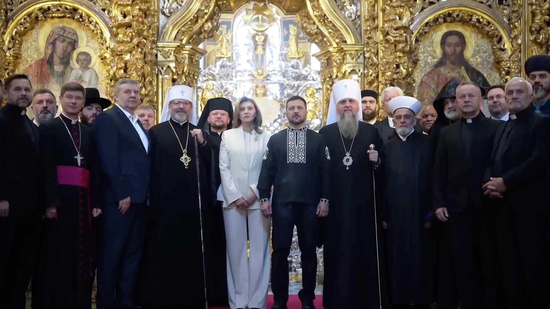 Владимир Зеленский с представителями разных конфессий в Софийском соборе Владимир Зеленский с представителями разных конфессий в Софийском соборе - РИА Новости, 1920, 25.08.2025