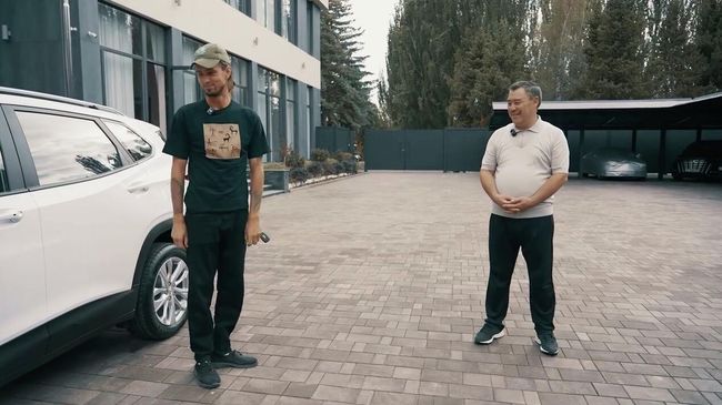 Президент Киргизии Садыр Жапаров подарил внедорожник Chevrolet экоактивисту из России Андрею Панаеву