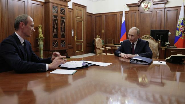 Президент РФ Владимир Путин и заместитель председателя правительства РФ – руководитель аппарата правительства РФ Дмитрий Григоренко во время встречи