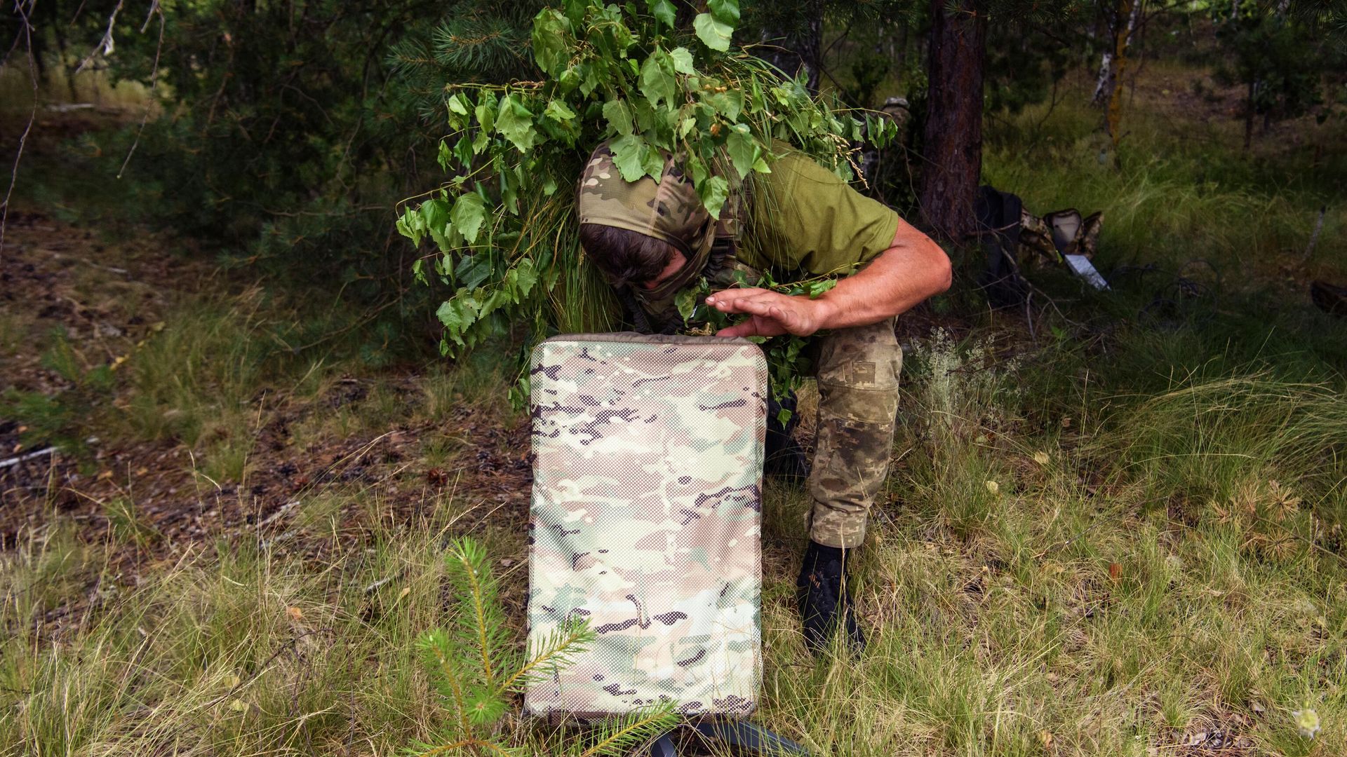 Украинский военный использует терминал Starlink Украинский военный использует терминал Starlink - РИА Новости, 1920, 25.08.2025