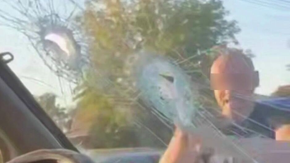 Житель Омской области напал на пассажирскую маршрутку с молотком во время дорожного конфликта Житель Омской области напал на пассажирскую маршрутку с молотком во время дорожного конфликта - РИА Новости, 1920, 25.08.2025