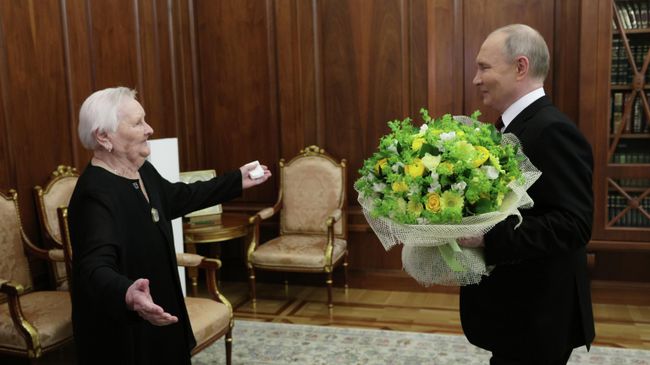 Президент РФ Владимир Путин и его школьная учительница Вера Дмитриевна Гуревич во время встречи