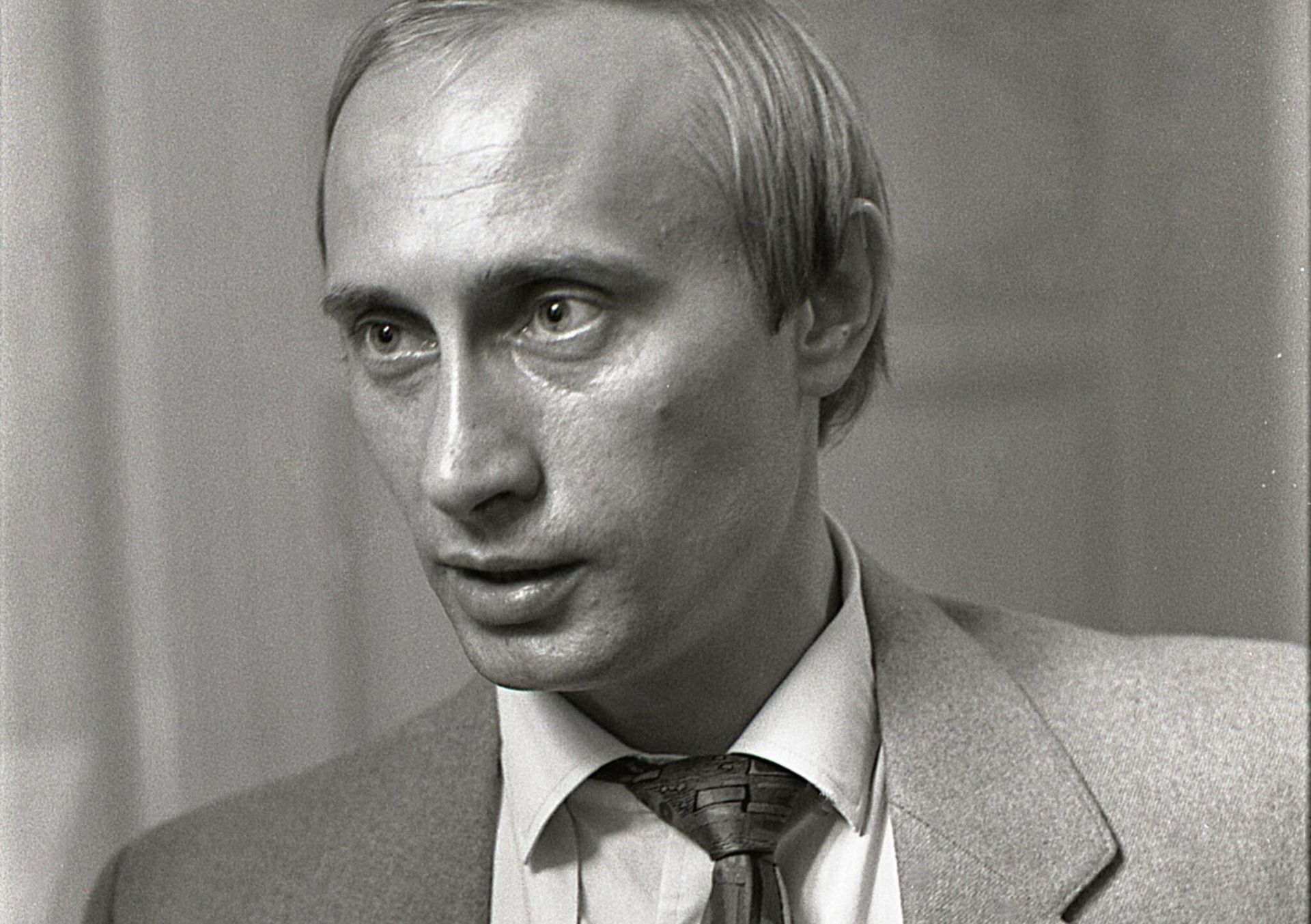 Заместитель мэра Ленинграда Владимир Путин в Мариинском дворце Заместитель мэра Ленинграда Владимир Путин в Мариинском дворце - РИА Новости, 1920, 25.08.2025