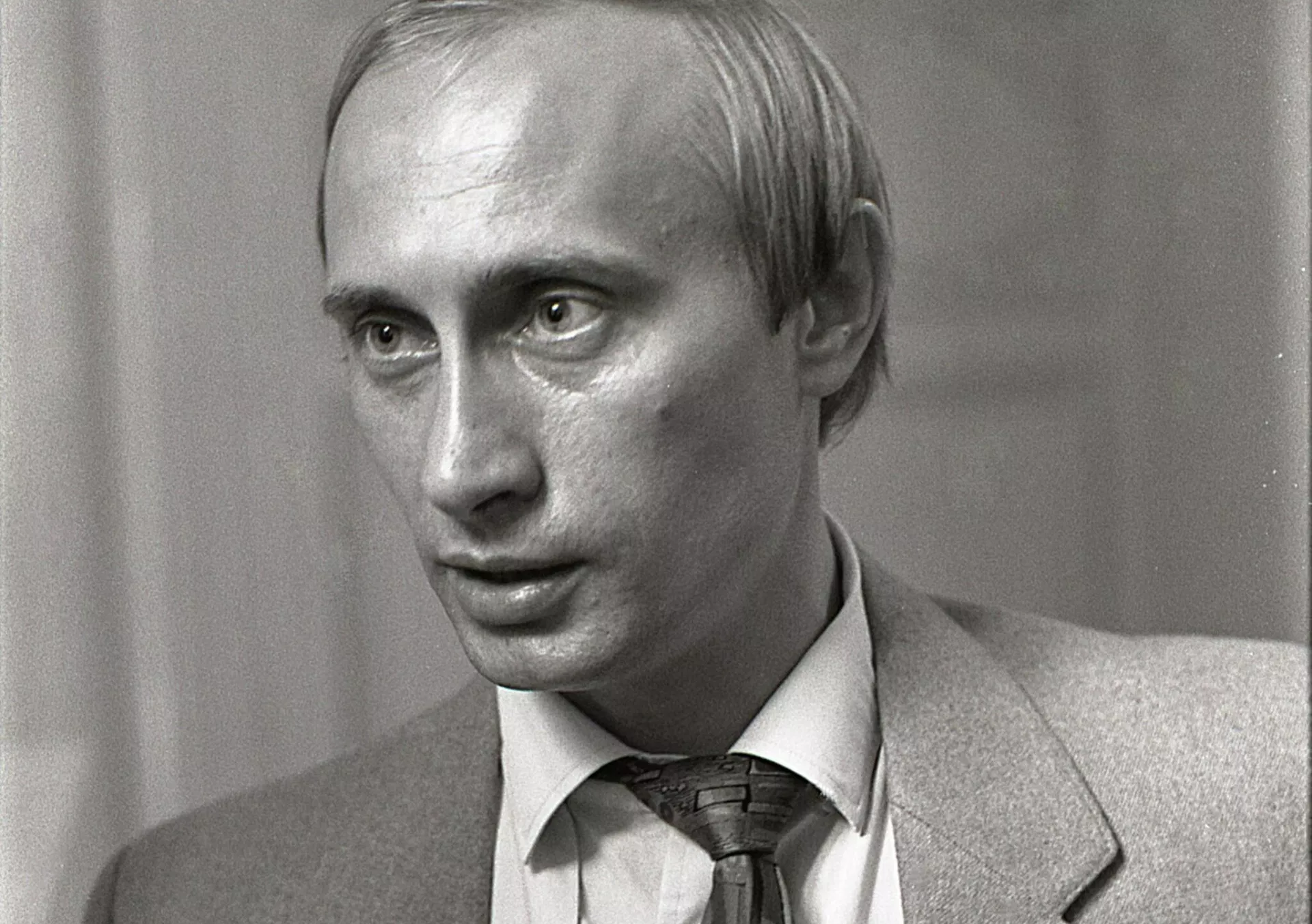 Заместитель мэра Ленинграда Владимир Путин в Мариинском дворце Заместитель мэра Ленинграда Владимир Путин в Мариинском дворце - РИА Новости, 1920, 25.08.2025