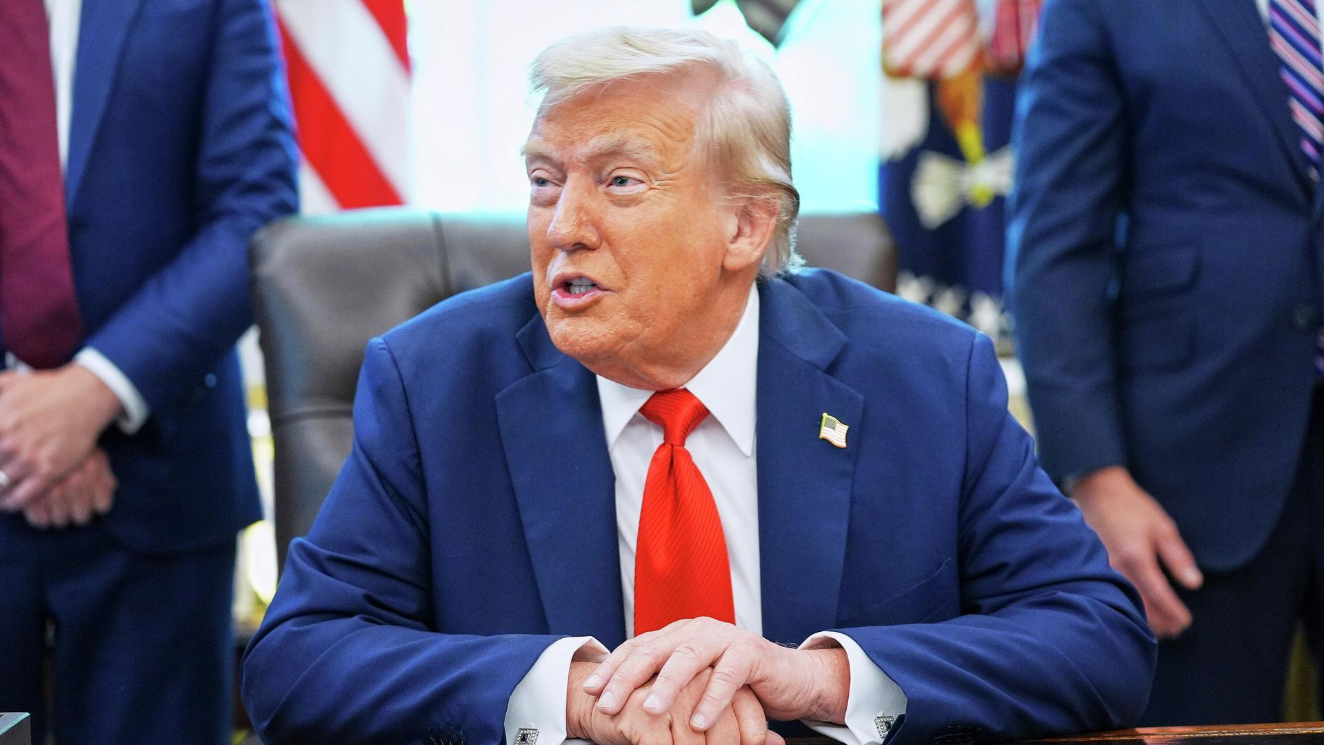 Президент США Дональд Трамп в Овальном кабинете Белого дома Президент США Дональд Трамп в Овальном кабинете Белого дома - РИА Новости, 1920, 19.09.2025