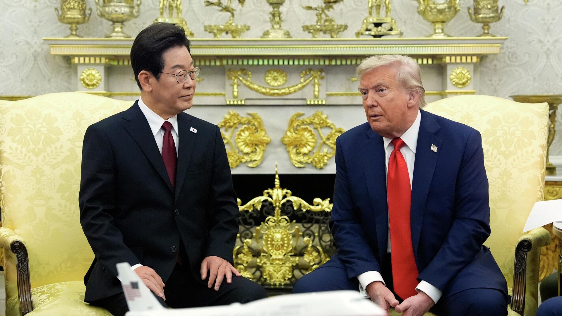 Президент США Дональд Трамп и президент Южной Кореи Ли Чжэ Мён во время встречи в Овальном кабинете Белого дома Президент США Дональд Трамп и президент Южной Кореи Ли Чжэ Мён во время встречи в Овальном кабинете Белого дома - РИА Новости, 1920, 26.08.2025